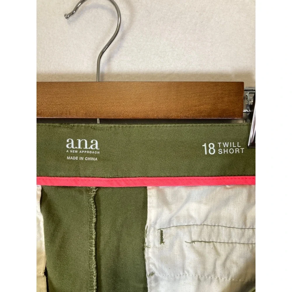 Safari Chic a.n.a Women 18 Olive Green Twill Stretch Mid Rise Chino‎ Shorts